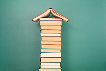 社区居委会依据国家法律法规和政策